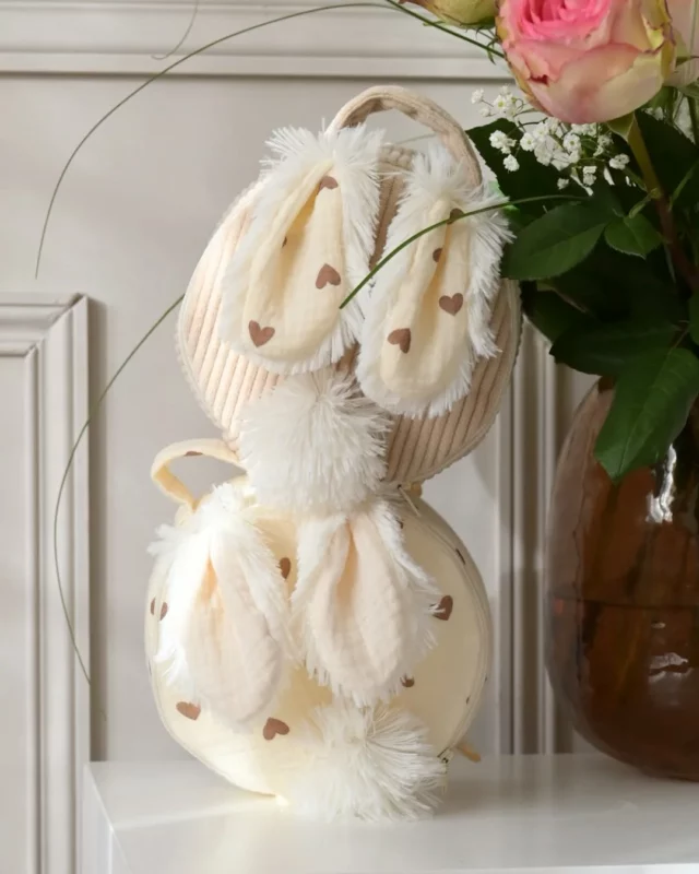 𝐒𝐢 𝐭𝐮 𝐝𝐞𝐯𝐚𝐢𝐬 𝐜𝐡𝐨𝐢𝐬𝐢𝐫 𝐞𝐧𝐭𝐫𝐞 𝐥𝐞𝐬 𝟐 ? 
Ces 2 petits merveilles sont disponibles immédiatement !
Le Vanity Bunny idéal pour ranger ses petits oeufs ! 🤗
( Livraison pour Pâques et possibilité de floquer le prenom !)

Demain listing des prénoms à broder cette semaine !
Belle soirée
Julie

#vanitybunny
#vanitylapin #creatricebebe
#madeinfrance #trousselapin