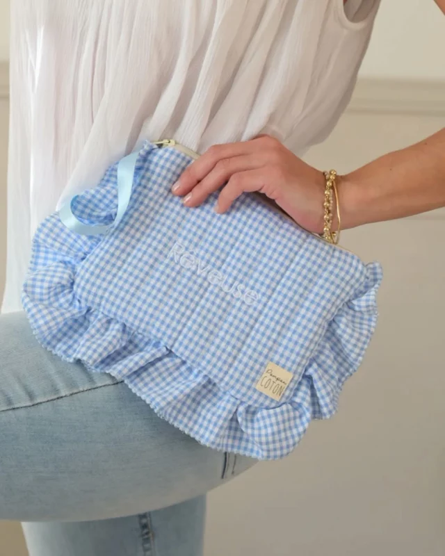𝐑ê𝐯𝐞𝐮𝐬𝐞, la jolie trousse estivale disponible immédiatement !
Hâte de vous montrer la suite ! A Demain 18h ! 

Belle soirée
Julie

#troussepersonnalisée #troussevolant #creationfrancaise #troussevichy