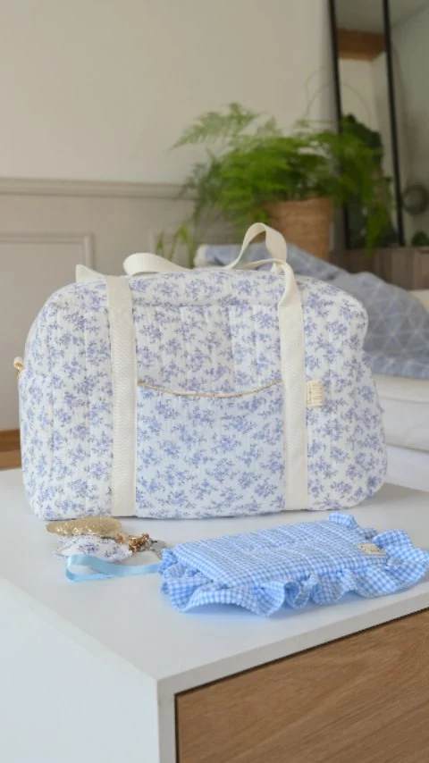 𝐍𝐞 𝐜𝐡𝐞𝐫𝐜𝐡𝐞 𝐩𝐥𝐮𝐬 ! Il est là!
Ton joli sac à langer, ici en Cocoon bleu ! 
Les porte-clefs d'amour à partager avec ceux qui te sont chers ! 
Pssst c'est bientôt la fête des mères ! 😏

Belle après midi
Julie

#sacalanger #sacpersonnalisable #sacdevoyage #sacweekend #sacmaternité #troussepersonnalisée #cadeaufetedesmeres