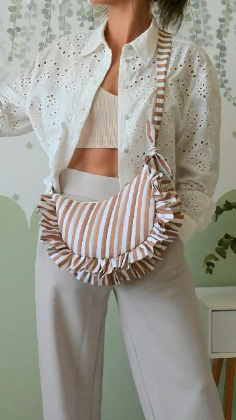 𝐔𝐧𝐨 𝐋𝐚𝐭𝐭𝐞 𝐦𝐚𝐜𝐜𝐡𝐢𝐚𝐭𝐨 𝐩𝐞𝐫 𝐟𝐚𝐯𝐨𝐫𝐞 ! Tu aimes ?
Ici votre sac chouchou Toscane : il n'en restera que 2 avec ce tissu sublime ! Rdv par mp 🙃

Évidemment tu peux personnaliser le tiens avec le tissu de tes rêves sur le www.pomponcoton.com 

Au plaisir de découvrir vos envies 🤗
Belle soiree
Julie

#sacvolant  #sacfroufrou #sacpersonnalisé #sacamainpersonnalisé #sacdemilune #saccroissant #sacrayure #toscane