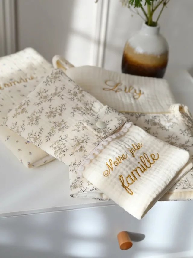 𝐏𝐨𝐮𝐫 𝐥𝐞𝐬 𝐛𝐞𝐢𝐠𝐞𝐬 𝐦𝐮𝐦𝐬 (et toutes les autres !), déclinaison de vos créations en écru, beige & crème 🤗

La double vanity pépite de Agathe ! 😱

Bon Dimanche d'amour !
Julie

#troussedouble #vanitydouble #sacdemilune #sacadospersonnalisable #sacmoumoute #sacadospersonnalisé #saccrèche #sacmaternelle #sacalanger #sacdevoyage #sacmaternité #livretdefamillepersonnalisé