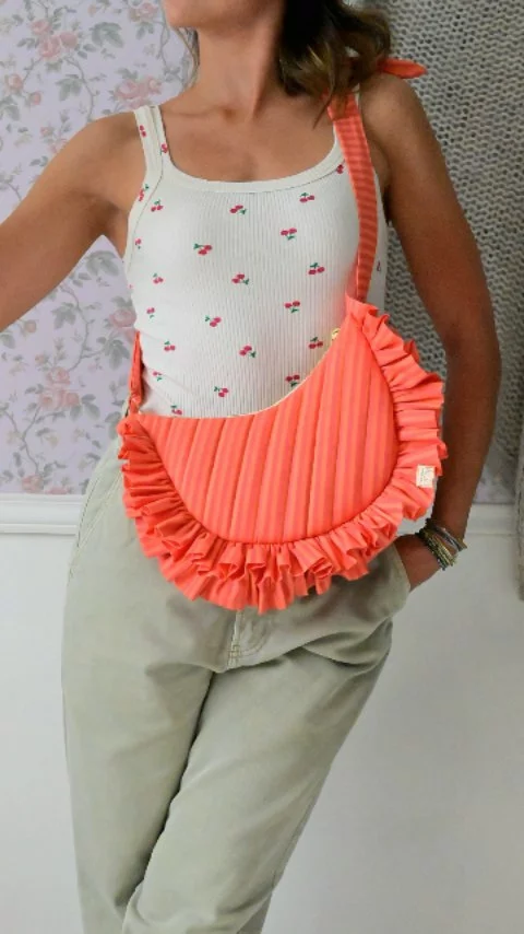 𝐋𝐞 𝐬𝐚𝐜 𝐞𝐬𝐭𝐢𝐯𝐚𝐥 𝐩𝐚𝐫 𝐞𝐱𝐜𝐞𝐥𝐥𝐞𝐧𝐜𝐞 !!!
Le sac Toscane, à decliner selon vos envies ! Ici ce tissu lumineux incroyable, plus tard des couleurs douces, des jeux de texture pour des styles différents et assumés ! 

Pour plus d'authenticité, je brode et/ou floque ta creation avec grand plaisir ! 

Belle soirée 
Julie

#sactoscane #sacvolant #sacdemilune #sacpersonnalisable #creationfrancaise #creatricefrancaise