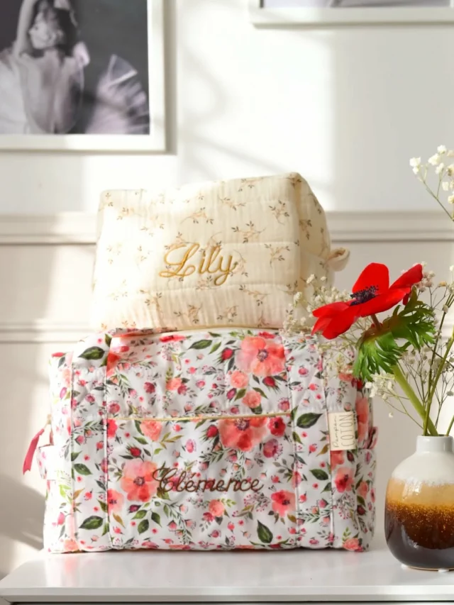 𝐋𝐞 𝐜𝐨𝐪𝐮𝐞𝐥𝐢𝐜𝐨𝐭 𝐫𝐨𝐮𝐠𝐞 𝐩𝐚𝐬𝐬𝐢𝐨𝐧, pour se souvenir que la vie est fragile, délicate, qu'il faut l'honorer avec tendresse & vigueur ..! 
Parce que c'est une chance de pouvoir être❣️

Avec une de mes sœur nous apprenions à faire des poupées danseuses avec de jolis coquelicots cueillis 🥰

Beau Dimanche à vous
Julie

/!\ le sac à dos lapin est un modèle protégé, sa reproduction destinée à la vente est interdite/!\

#troussedouble #vanitydouble #troussepersonnalisée #porteclefcoeur #troussecoeur #pochettealivre #saclapin #bunnybag #troussefraise