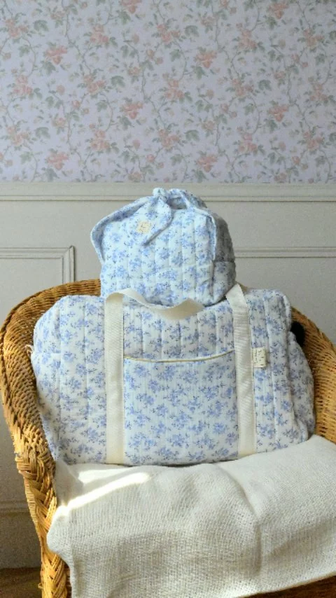 𝐂𝐨𝐜𝐨𝐨𝐧 𝐛𝐥𝐞𝐮 pour toutes vos créations personnalisées 🤍
Ici, sac à langer, trousse nouette, couverture et tapis à langer nomade pour bébé !

Merci encore infiniment pour cette belle aventure créative que nous partageons 🌟
Belle journée à toutes 😘
Julie

#couverturepersonnalisée #couverturenaissance #sacalangergazedecoton #sacalangerpersonnalisé #tapisalangernomade #tapisalanger #troussedetoilette #cadeaudenaissance