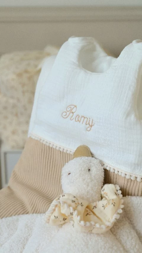 𝐆𝐢𝐠𝐨𝐭𝐞𝐮𝐬𝐞 𝐞𝐭 𝐬𝐚𝐜 à 𝐥𝐚𝐧𝐠𝐞𝐫 personnalisés !
Hmmm savourons la douceur du velours côtelé biscuit et aplatissons le sac à langer pour mieux appréhender sa tenue ! 😊

Je réponds à vous questions 
Belle journée
Julie

#gigoteusepersonnalisée #gigoteusenaissance #sacalanger #sacalangerpersonnalisé #sacweekend #sacvoyage #sacpersonnalisé #turbulettepersonnalisée