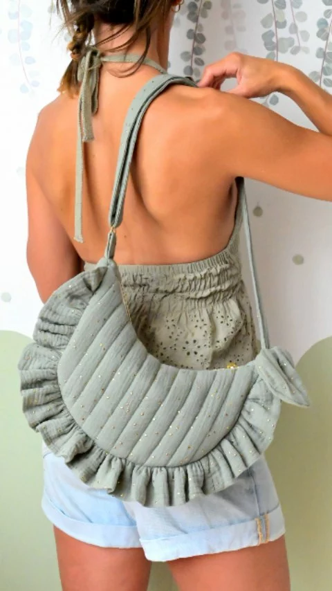 𝐐𝐮𝐞 𝐩𝐞𝐧𝐬𝐞𝐬 𝐭𝐮 du sac Toscane en sauge or ?! 
Libre cours de vos pensées et envies par ici 🤗

Belle soirée 
Julie

#sacamainpersonnalisé #sacvolant #sacfroufrou #sacpersonnalisable #madeinfrance #creatricefrancaise