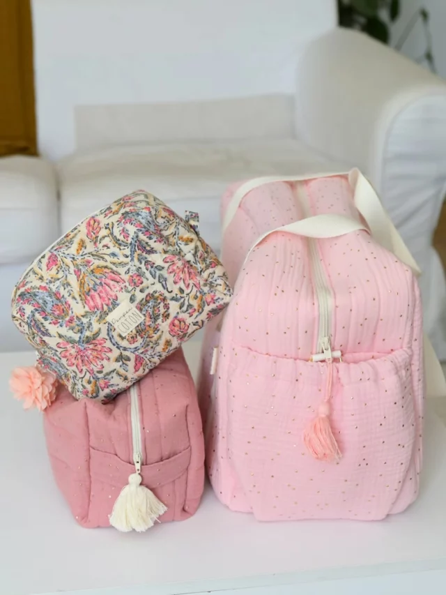 𝐕𝐨𝐢𝐫 𝐥𝐚 𝐯𝐢𝐞 𝐞𝐧 𝐑𝐨𝐬𝐞 ! 
Ici avalanche de trousses, sac à dos et Toscane ! 
Camaïeu de rose et d'imprimés fleuris disponible pour la confection de vos jolies créations 🥰

Belle journée a vous
Julie

#troussepersonnalisable #troussedetoilettepersonnalisée #trousse #sacadospersonnalisé #saccreche #sacpersonnalisé #creatricefrançaise